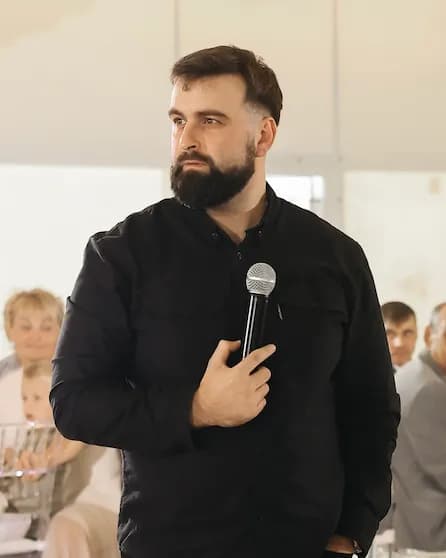 Руководитель Moses-Team на встрече с микрофоном Руководитель Moses-Team на встрече с микрофоном